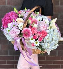 Композиция солнечный день в Новом Кяхулае Цветочная композиция из Розы, Хризантемы, Пионы и Лизиантусы в корзине в Новом Кяхулае